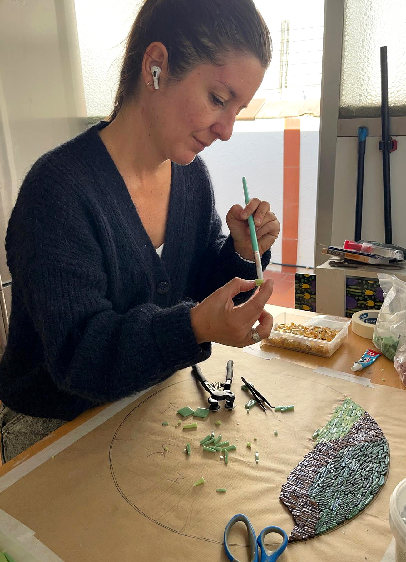 Agathe El Hariri travaillant dans son atelier