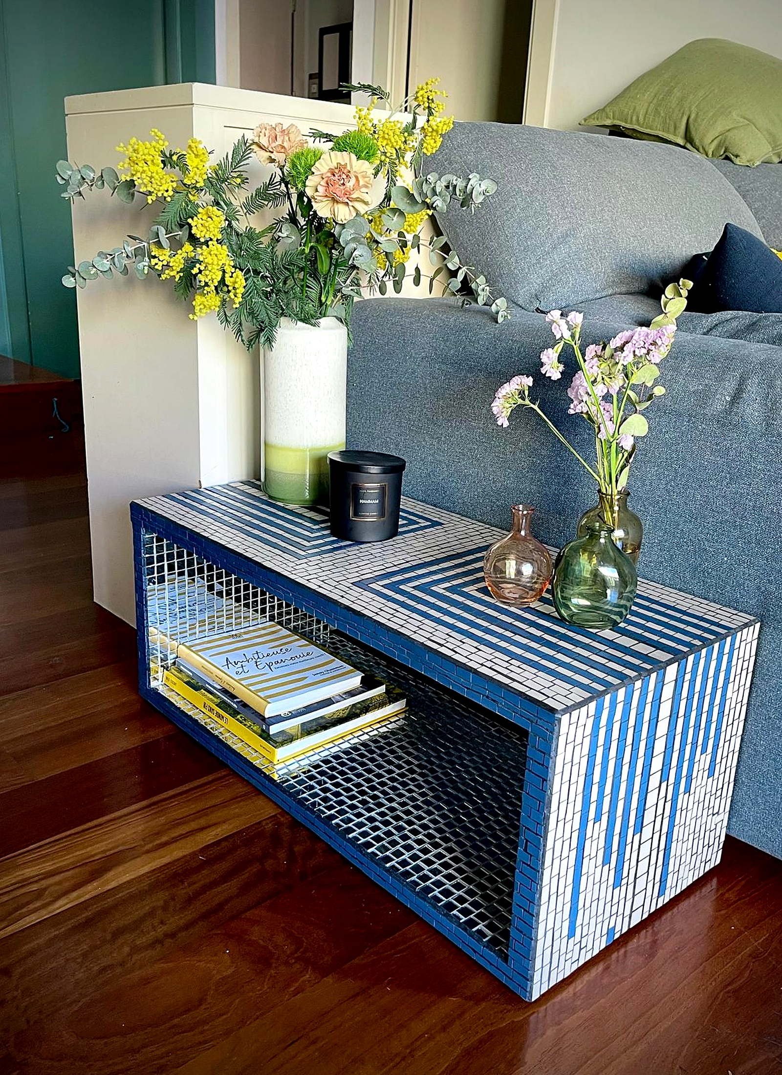 Table basse miroir AEH Mosaic dans un salon lumineux