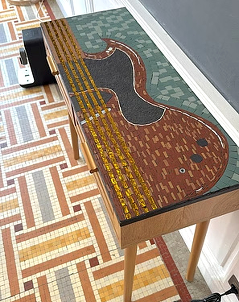 Bureau secrétaire inspiré d'une guitare Gibson