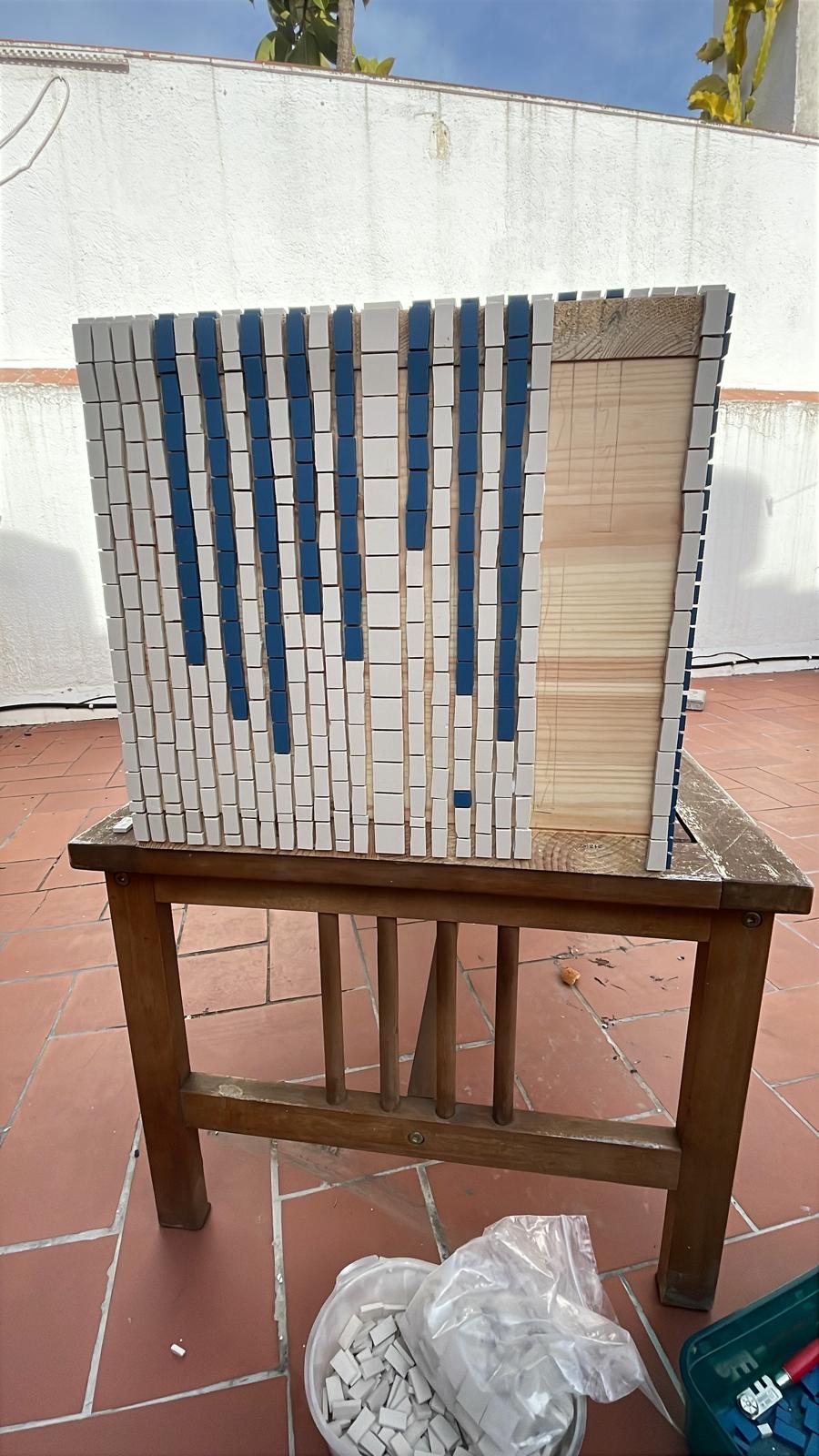 Pose de mosaïque sur le côté d'une table basse