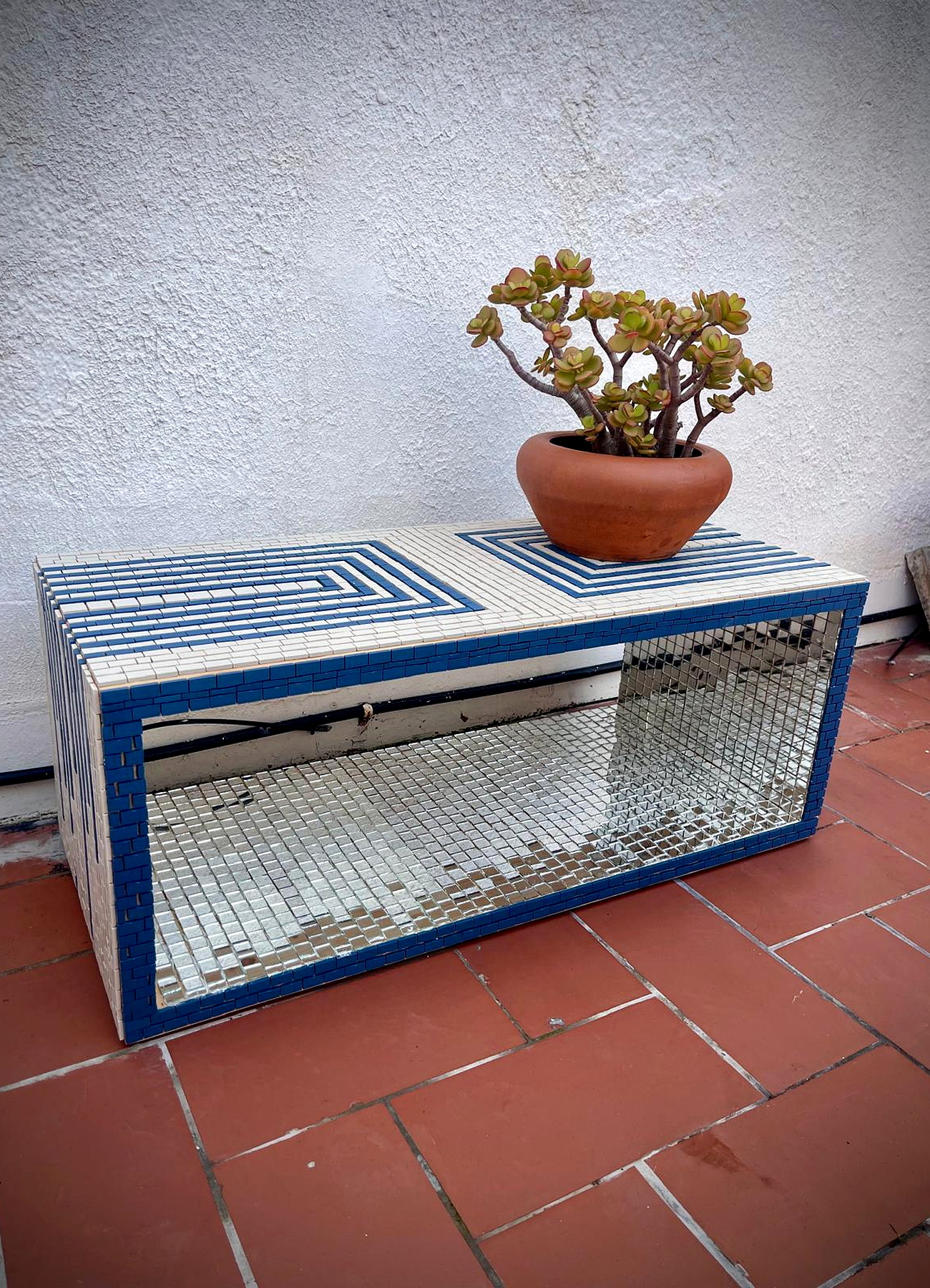 Table basse miroir terminée sur une terrasse