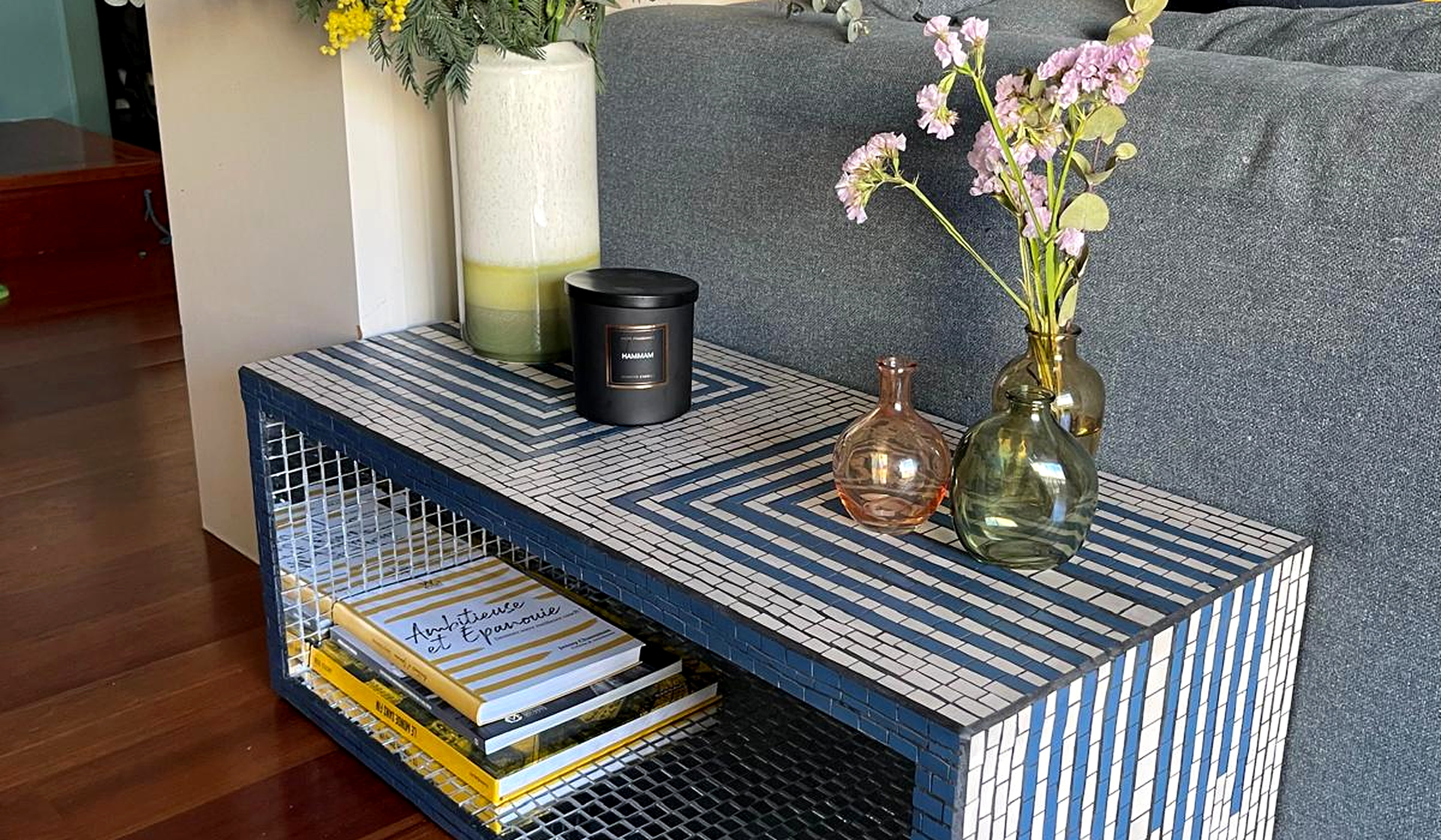 Table basse miroir AEH Mosaic avec vase et fleurs